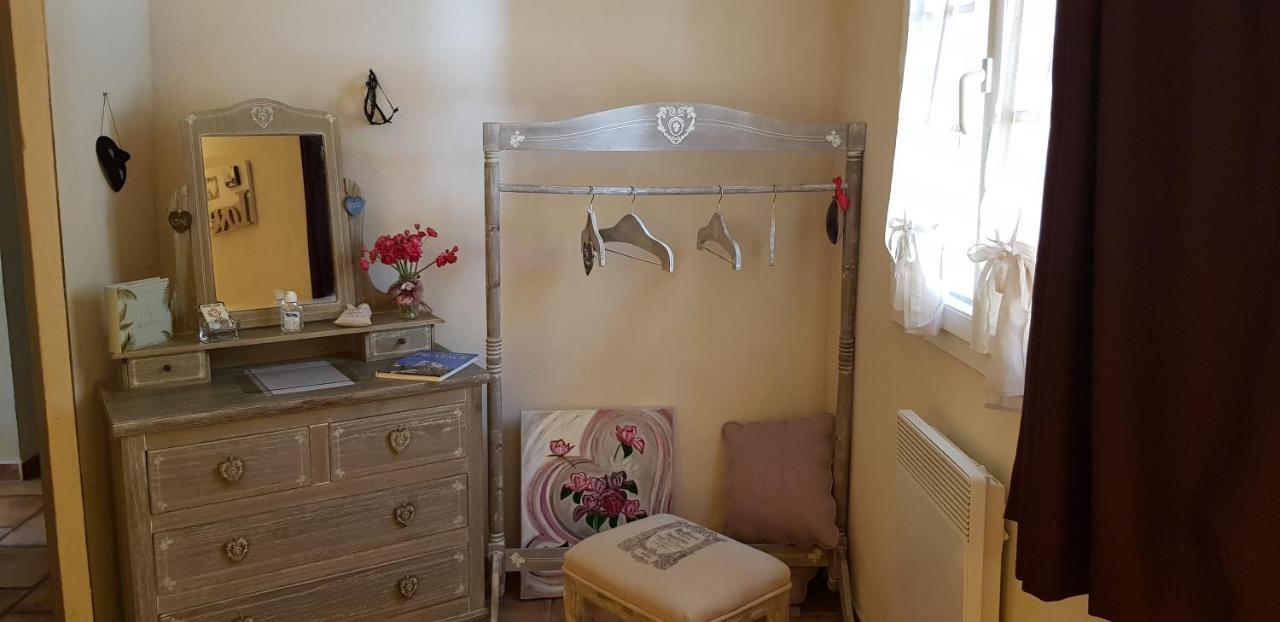 Fenetre Sur Les Alpilles Bed & Breakfast แซ็ง-มาร์ตอง-เดอ-ครูว์ ภายนอก รูปภาพ