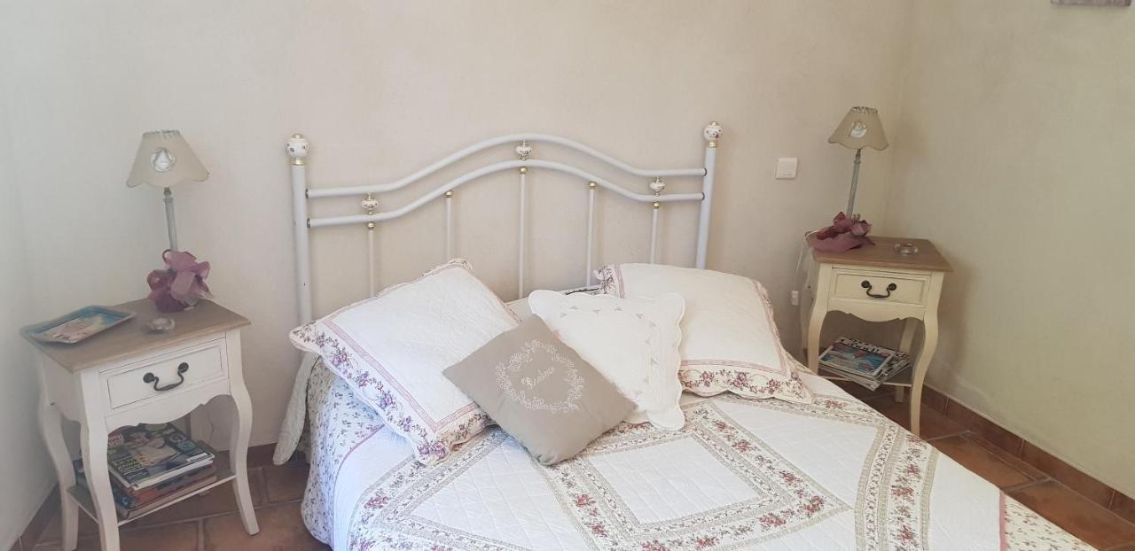 Fenetre Sur Les Alpilles Bed & Breakfast แซ็ง-มาร์ตอง-เดอ-ครูว์ ภายนอก รูปภาพ