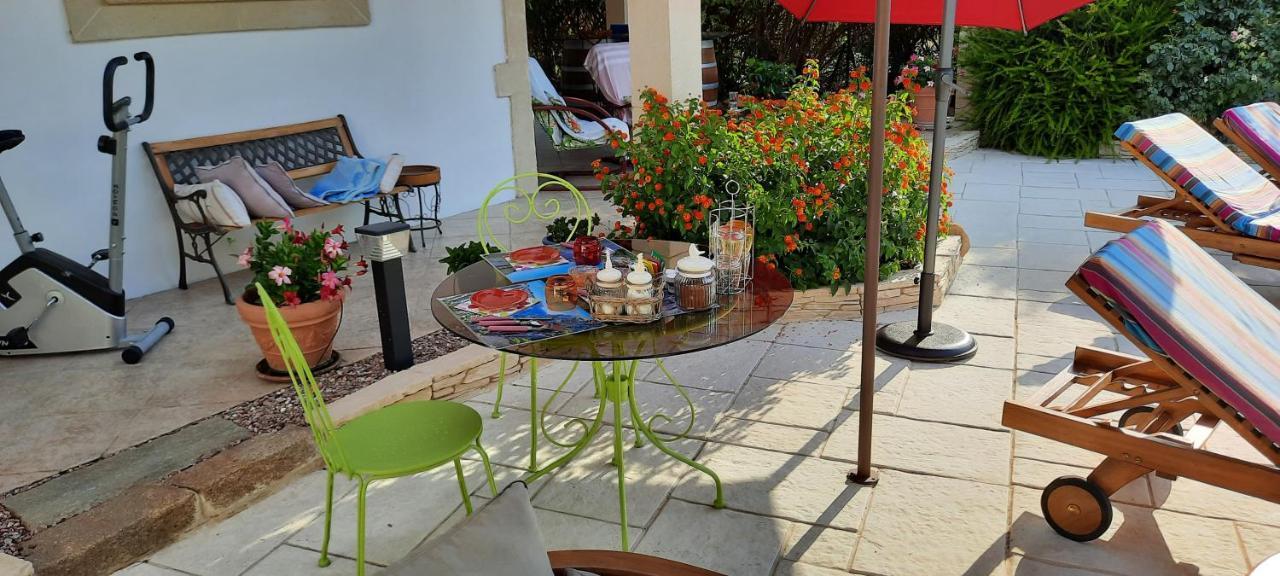 Fenetre Sur Les Alpilles Bed & Breakfast แซ็ง-มาร์ตอง-เดอ-ครูว์ ภายนอก รูปภาพ