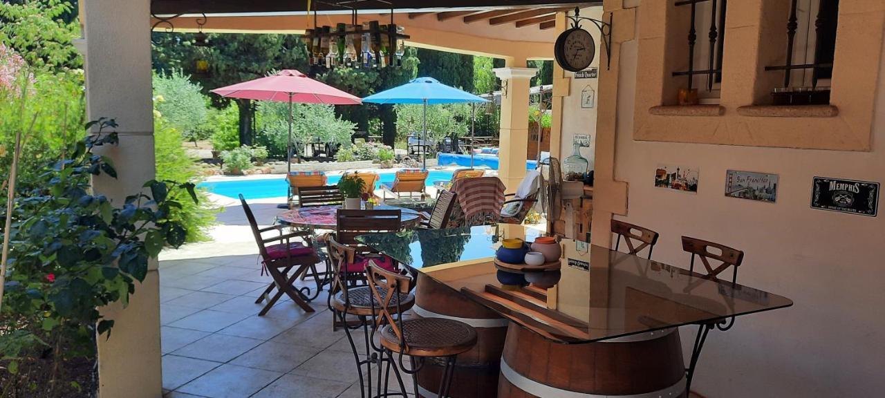Fenetre Sur Les Alpilles Bed & Breakfast แซ็ง-มาร์ตอง-เดอ-ครูว์ ภายนอก รูปภาพ